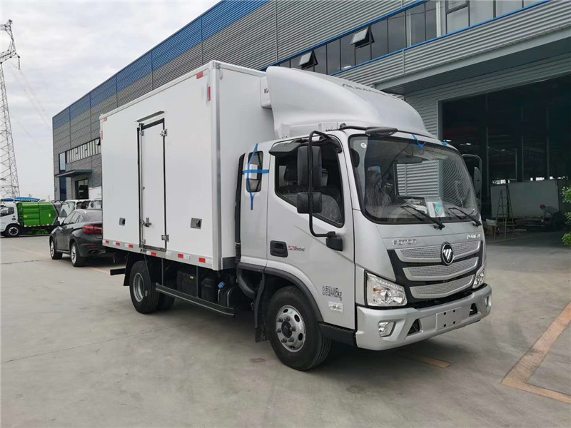 國(guó)六福田歐馬可S3排半冷藏車(chē)3米8