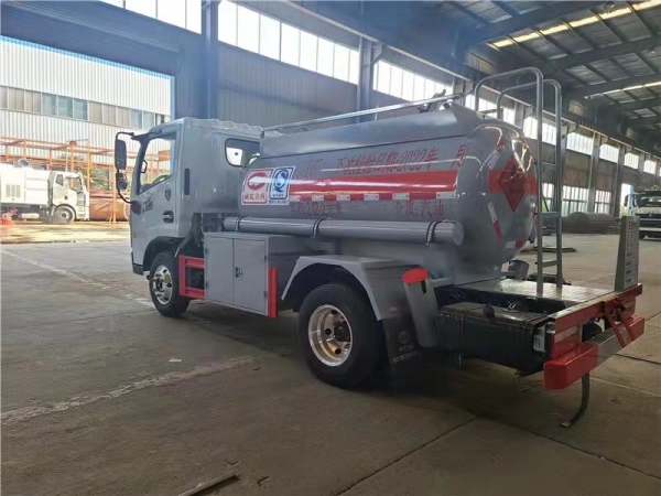 東風(fēng)藍(lán)牌2噸油罐車(chē)