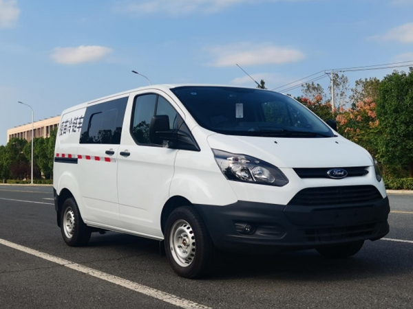 新款平頂汽油疫苗冷鏈車(chē)